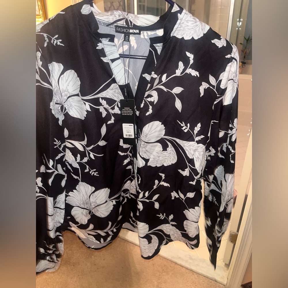 *BRAND NEW/ UNUSED* Women’s FashionnFloral Emotions Button Down Black Top- Small - Picture 8 of 11